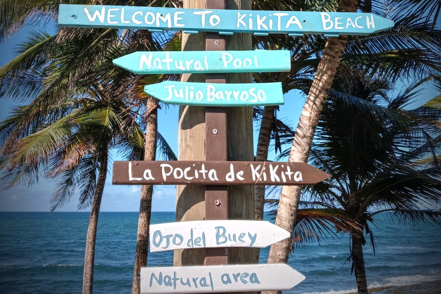 Rotulos hechos por manos de residentes, Kikita Beach es un lugar popular.